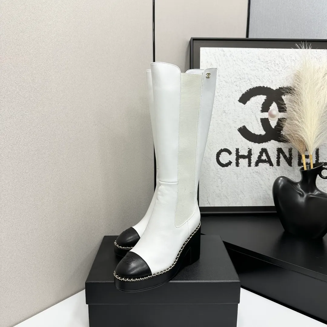 👟👟Ex-factory price 960👟👟 CHANEL Xiaoxiang 2024 autumn and winter sheepskin boots high boots knight boots The version is also the basic version of the Martin boots, neat and handsome. The upper is made of cowhide, super soft against the skin, wide and full, handsome and comfortable. The lining is soft water-dyed cowhide. The sole is original rubber outsole. Exclusive top quality 35-39. 40 customized